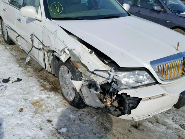 1LNHM83W73Y647664 - 2003 LINCOLN TOWN CAR C WHITE photo 9