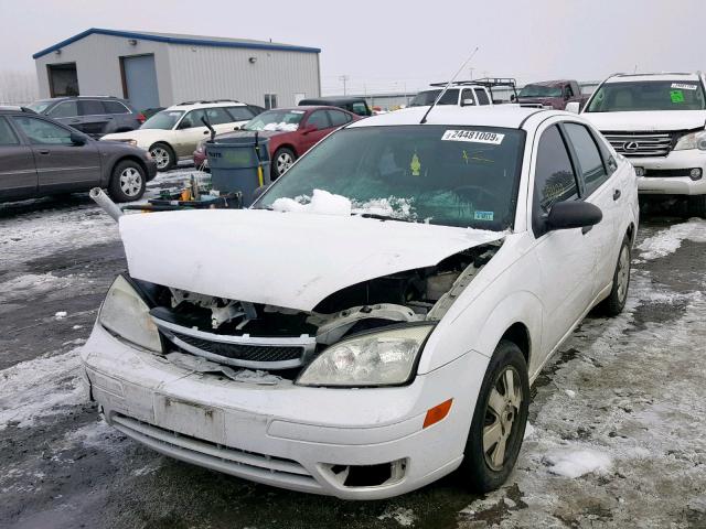 1FAFP34N17W145414 - 2007 FORD FOCUS ZX4 WHITE photo 2