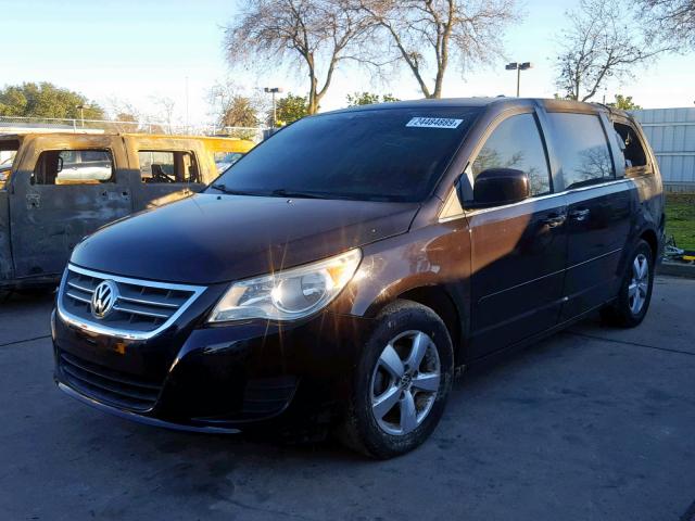 2V4RW3D10AR294409 - 2010 VOLKSWAGEN ROUTAN SE BLACK photo 2