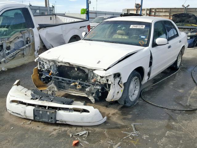 2FAFP74W9WX135586 - 1998 FORD CROWN VICT WHITE photo 2