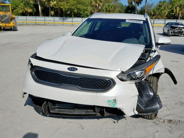 KNDCC3LC5J5118433 - 2018 KIA NIRO EX WHITE photo 9