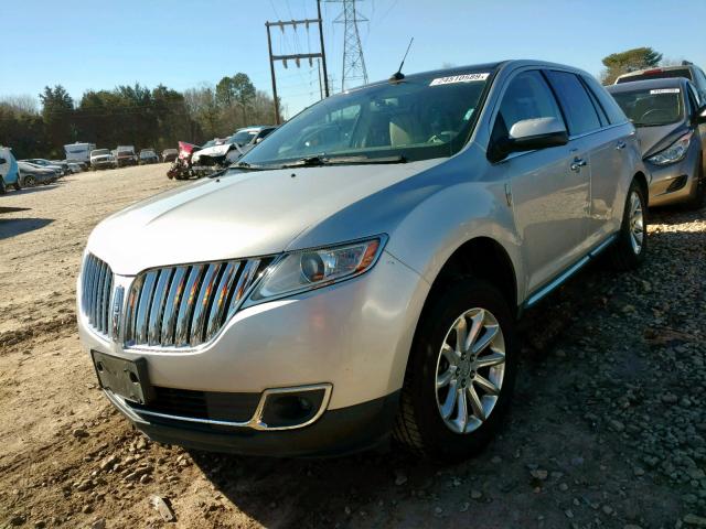 2LMDJ6JK6BBJ26947 - 2011 LINCOLN MKX SILVER photo 2