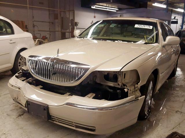 1LNHM83V27Y605643 - 2007 LINCOLN TOWN CAR D CREAM photo 2