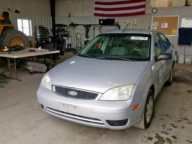 1FAFP34N66W242994 - 2006 FORD FOCUS ZX4 SILVER photo 2