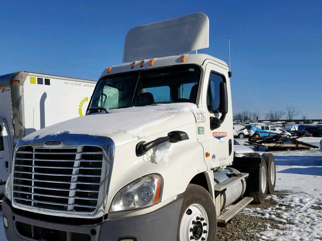 3AKJGEDV6DSFG2701 - 2013 FREIGHTLINER CASCADIA 1 WHITE photo 2