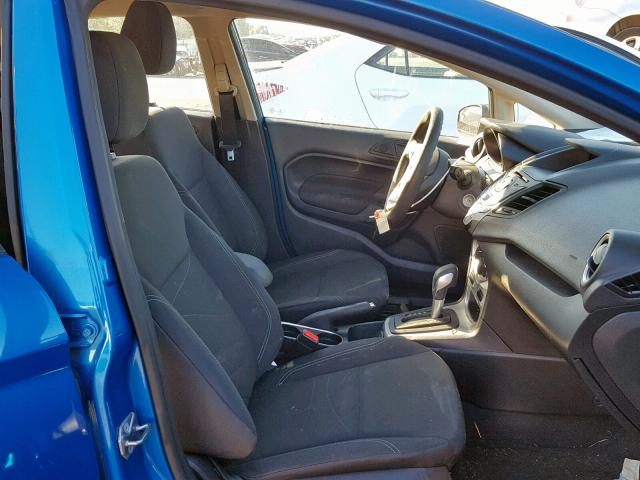 3FADP4BJ7HM137106 - 2017 FORD FIESTA SE BLUE photo 5