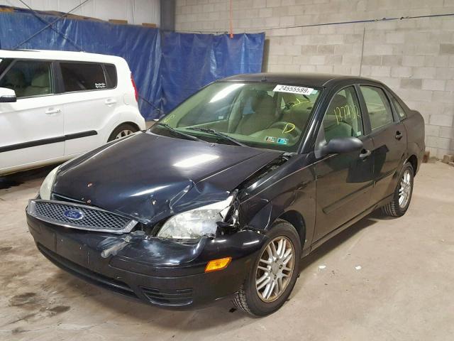 1FAFP34NX5W257108 - 2005 FORD FOCUS ZX4 BLACK photo 2