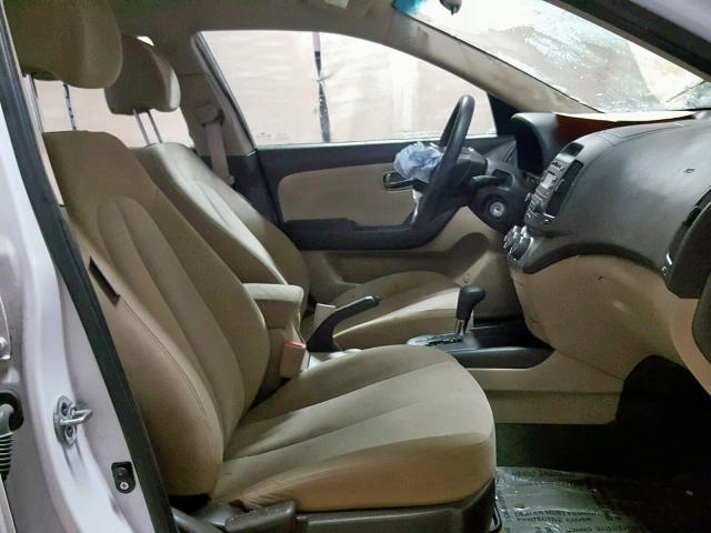 KMHDU4AD6AU085320 - 2010 HYUNDAI ELANTRA BL WHITE photo 5