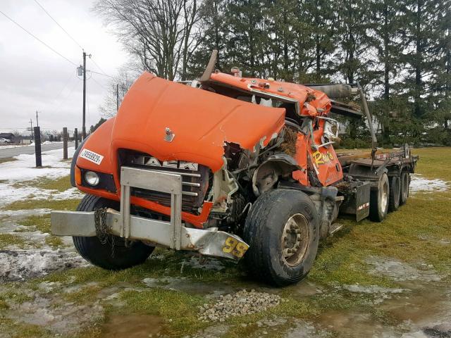 1M2AG11C55M020562 - 2005 MACK 700 CV700 RED photo 2