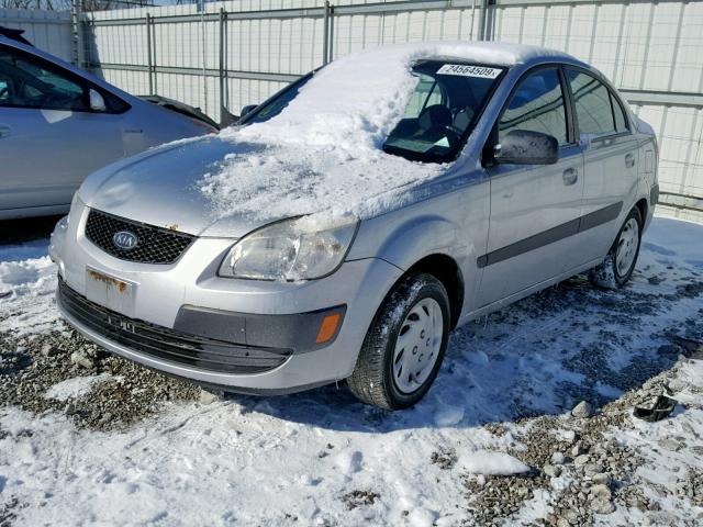 KNADE123866128201 - 2006 KIA RIO SILVER photo 2