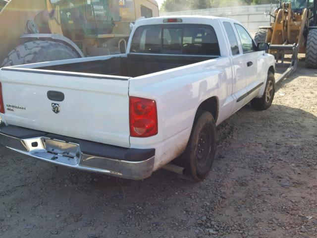 1D7HW42K55S290972 - 2005 DODGE DAKOTA SLT WHITE photo 4