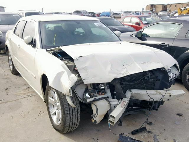 2C3JA53G75H673544 - 2005 CHRYSLER 300 TOURIN WHITE photo 1