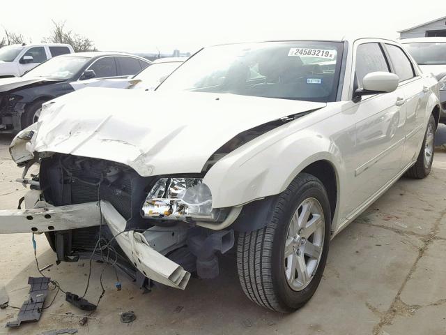 2C3JA53G75H673544 - 2005 CHRYSLER 300 TOURIN WHITE photo 2