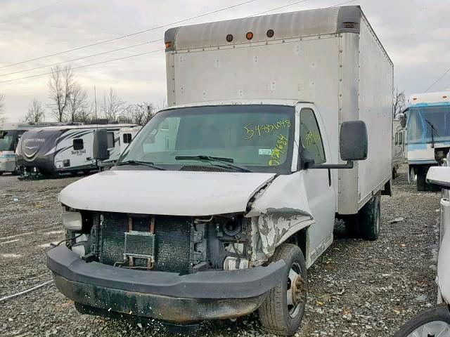 1GBJG31U761228149 - 2006 CHEVROLET G3500 WHITE photo 2