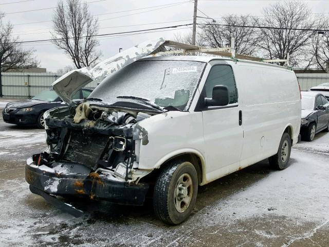 1GCFG15X651259627 - 2005 CHEVROLET EXPRESS G1 WHITE photo 2