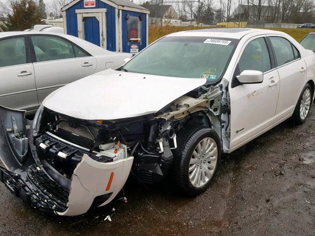 3FADP0L39AR139943 - 2010 FORD FUSION HYB WHITE photo 2