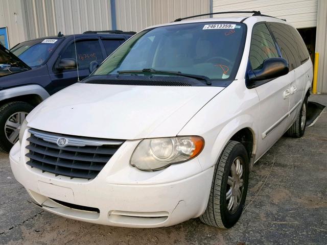 2A4GP54L17R120475 - 2007 CHRYSLER TOWN & COU WHITE photo 2