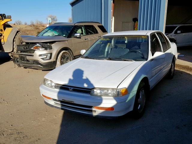 1HGCB7693PA158599 - 1993 HONDA ACCORD 10T WHITE photo 2