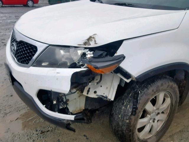 5XYKT3A1XBG079831 - 2011 KIA SORENTO BA WHITE photo 9