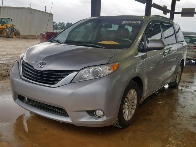 5TDYK3DC9CS276598 - 2012 TOYOTA SIENNA XLE 银色 照片 2
