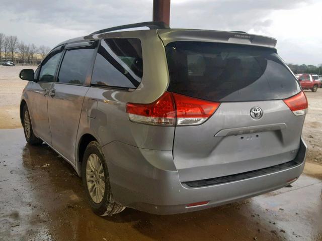 5TDYK3DC9CS276598 - 2012 TOYOTA SIENNA XLE 银色 照片 3