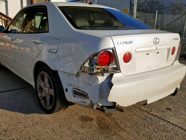 JTHBD182710008699 - 2001 LEXUS IS 300 WHITE photo 9