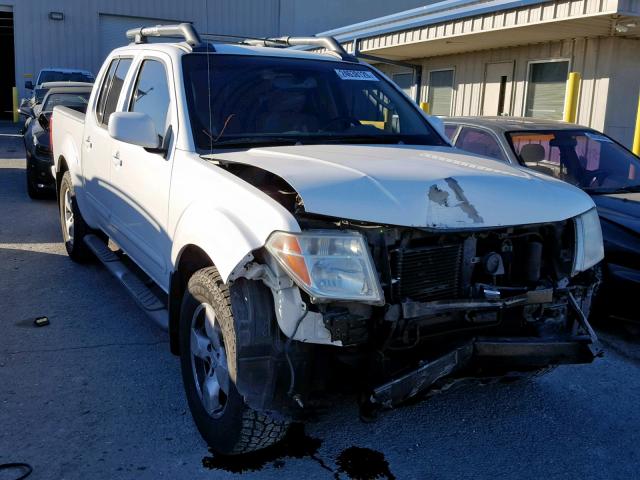 1N6AD07U65C435870 - 2005 NISSAN FRONTIER C WHITE photo 1