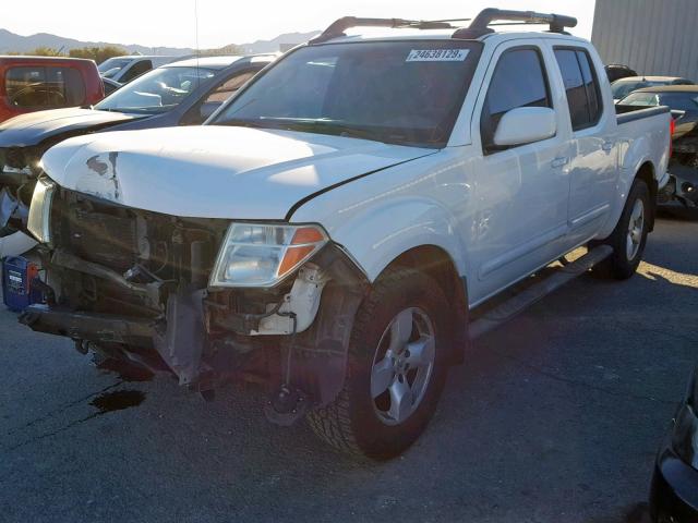 1N6AD07U65C435870 - 2005 NISSAN FRONTIER C WHITE photo 2