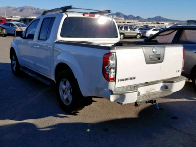 1N6AD07U65C435870 - 2005 NISSAN FRONTIER C WHITE photo 3