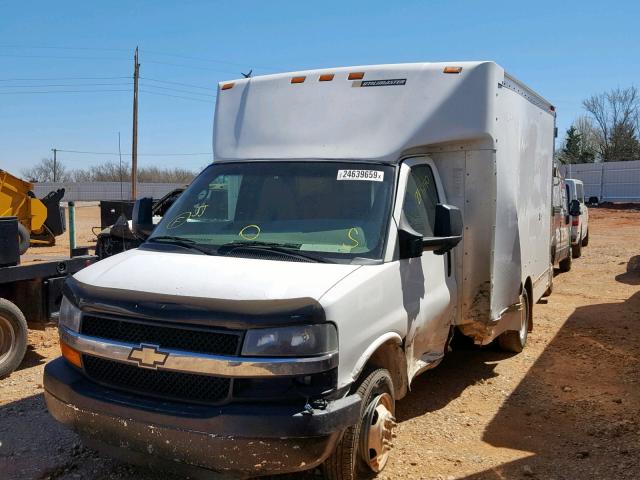 1GB3G2CG8D1124065 - 2013 CHEVROLET EXPRESS G3 WHITE photo 2