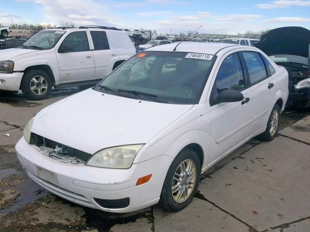 1FAFP34N75W109403 - 2005 FORD FOCUS ZX4 WHITE photo 2