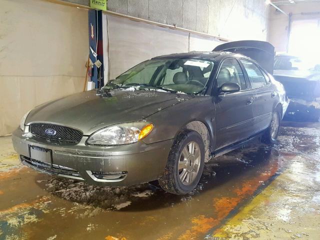 1FAHP56S64G119355 - 2004 FORD TAURUS SEL GRAY photo 2