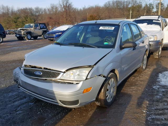 1FAFP34N06W164258 - 2006 FORD FOCUS ZX4 SILVER photo 2