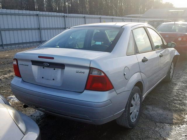 1FAFP34N06W164258 - 2006 FORD FOCUS ZX4 SILVER photo 4