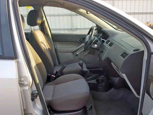 1FAFP34N06W164258 - 2006 FORD FOCUS ZX4 SILVER photo 5