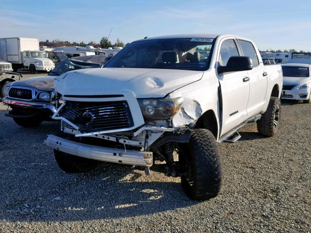 5TFHW5F14BX207418 - 2011 TOYOTA TUNDRA CRE WHITE photo 2