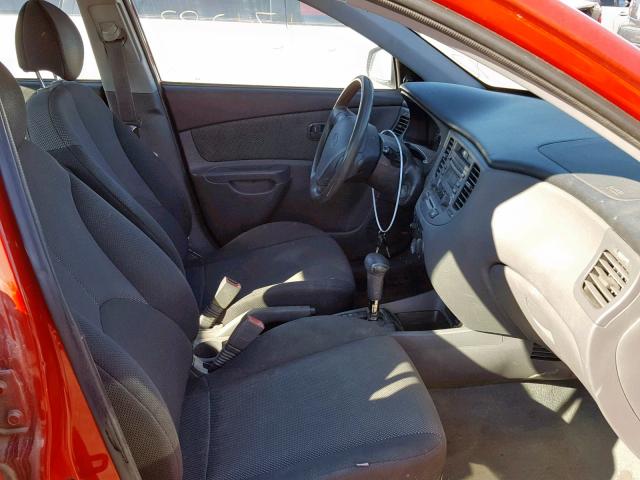 KNADE123166100305 - 2006 KIA RIO RED photo 5