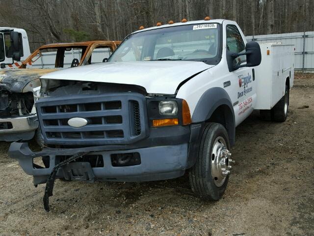 1FDAF57P85EA37225 - 2005 FORD F550 SUPER WHITE photo 2