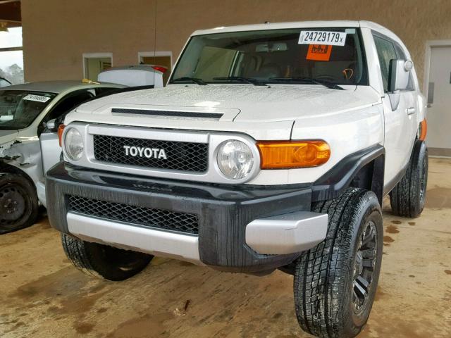 JTEBU4BFXAK073321 - 2010 TOYOTA FJ CRUISER WHITE photo 2