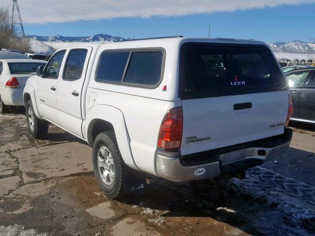 5TELU42N98Z558930 - 2008 TOYOTA TACOMA DOU WHITE photo 3