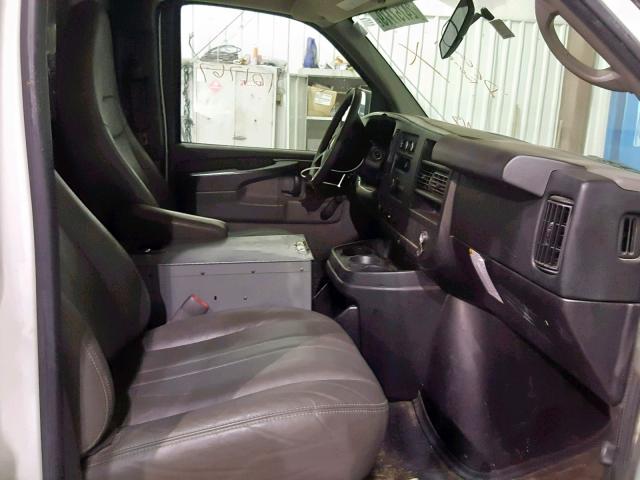 1GCWGFCB1C1117929 - 2012 CHEVROLET EXPRESS G2 WHITE photo 5