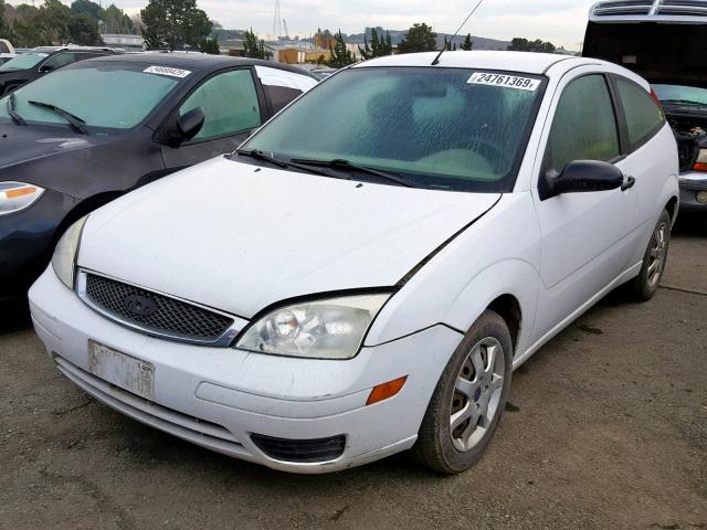 3FAFP31N75R151173 - 2005 FORD FOCUS ZX3 WHITE photo 2