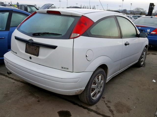 3FAFP31N75R151173 - 2005 FORD FOCUS ZX3 WHITE photo 4