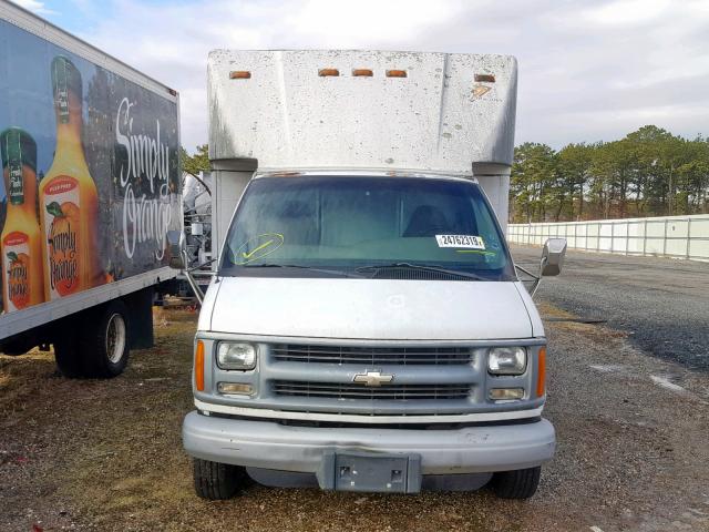 1GBJG31R211240889 - 2001 CHEVROLET EXPRESS CU WHITE photo 9