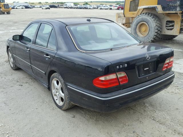 WDBJF65J32B409722 - 2002 MERCEDES-BENZ E 320 黑色 照片 3