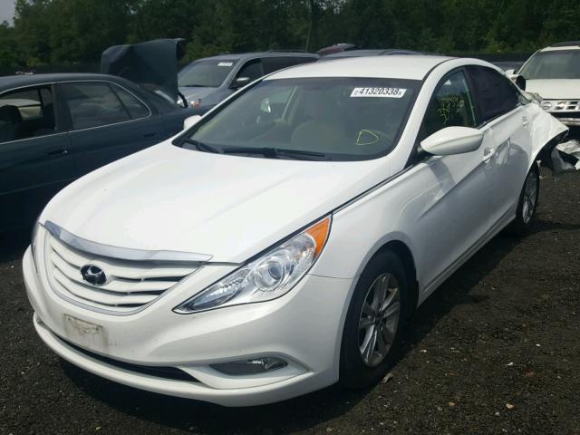 5NPEB4AC0DH689367 - 2013 HYUNDAI SONATA GLS WHITE photo 2