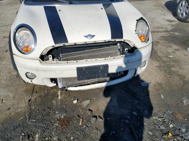 WMWML33548TN67997 - 2008 MINI COOPER CLU WHITE photo 9