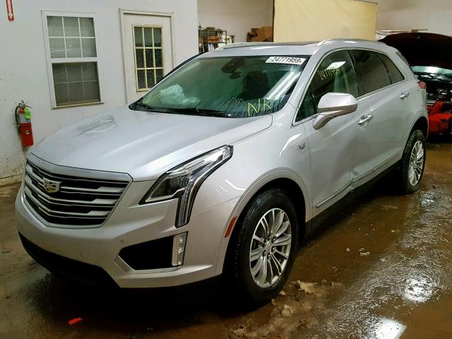 1GYKNBRS2HZ114898 - 2017 CADILLAC XT5 LUXURY SILVER photo 2