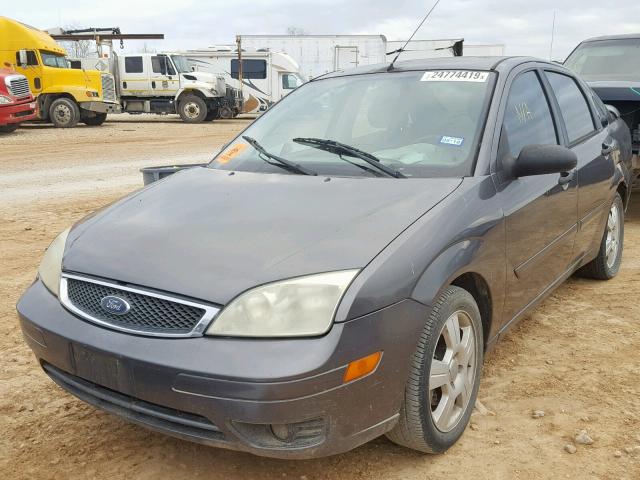 1FAFP34NX5W206031 - 2005 FORD FOCUS ZX4 GRAY photo 2