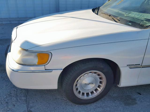 1LNHM82W2XY699999 - 1999 LINCOLN TOWN CAR S WHITE photo 9